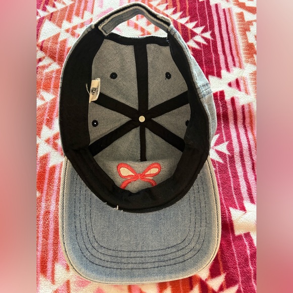 Denim hat with pink bow embroidery - Picture 3 of 3